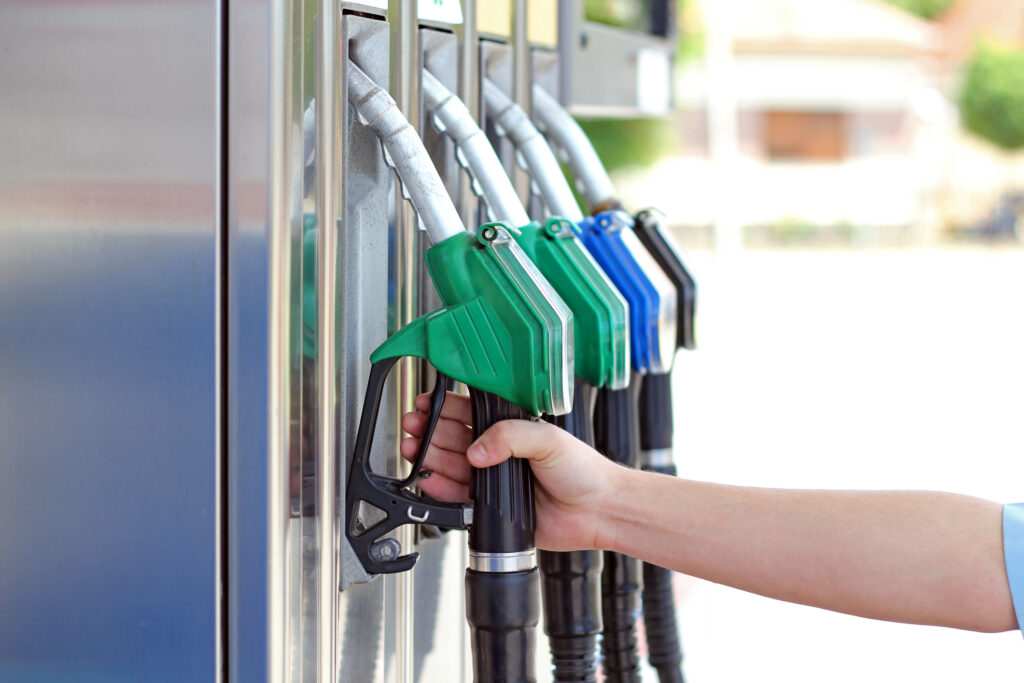 Benzina și motorina se ieftinesc în România. Prețul carburanților, miercuri, 22 martie