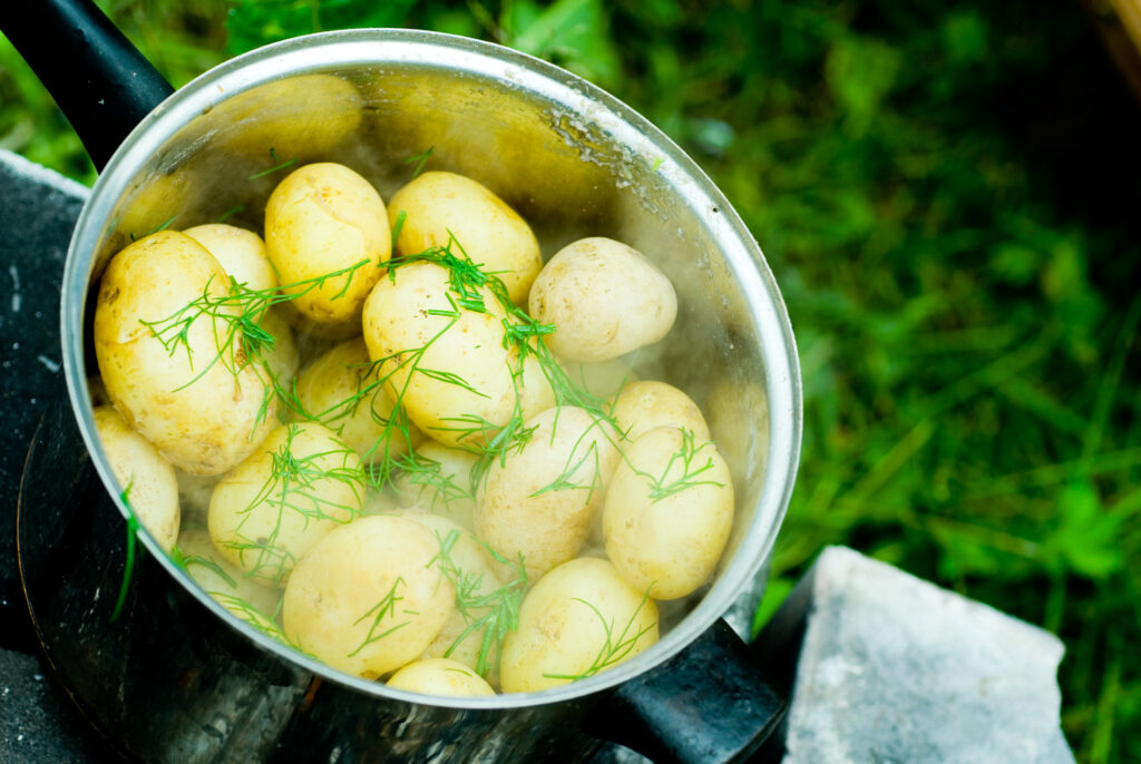 De ce ar trebui să adăugăm oțet atunci când fierbem cartofii. Secretul pe care puțini îl știu