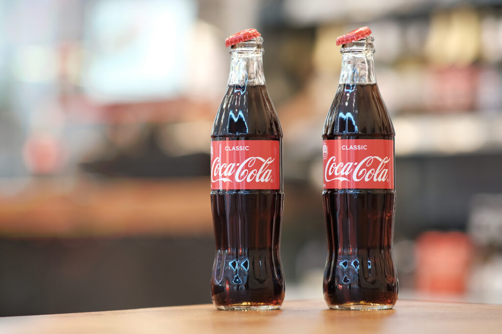 Coca-Cola își epuizează stocurile din Rusia. Compania nu va mai vinde alte produse pe teritoriul țării