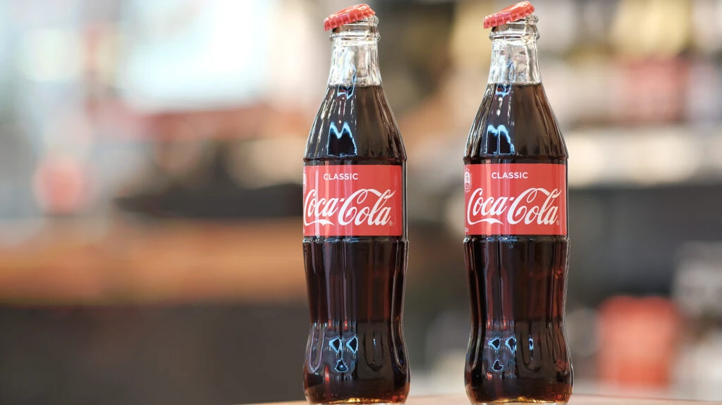 Sticla de Coca-Cola ar putea dispărea. De ce vor să o interzică
