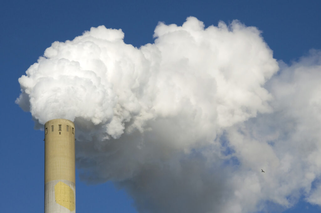 Sancțiuni mai mari pentru emisiile industriale. Guvernul a aprobat proiectul de lege