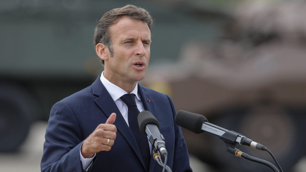 Emmanuel Macron anunță că va avea „contacte directe” cu Vladimir Putin privind conflictul din Ucraina