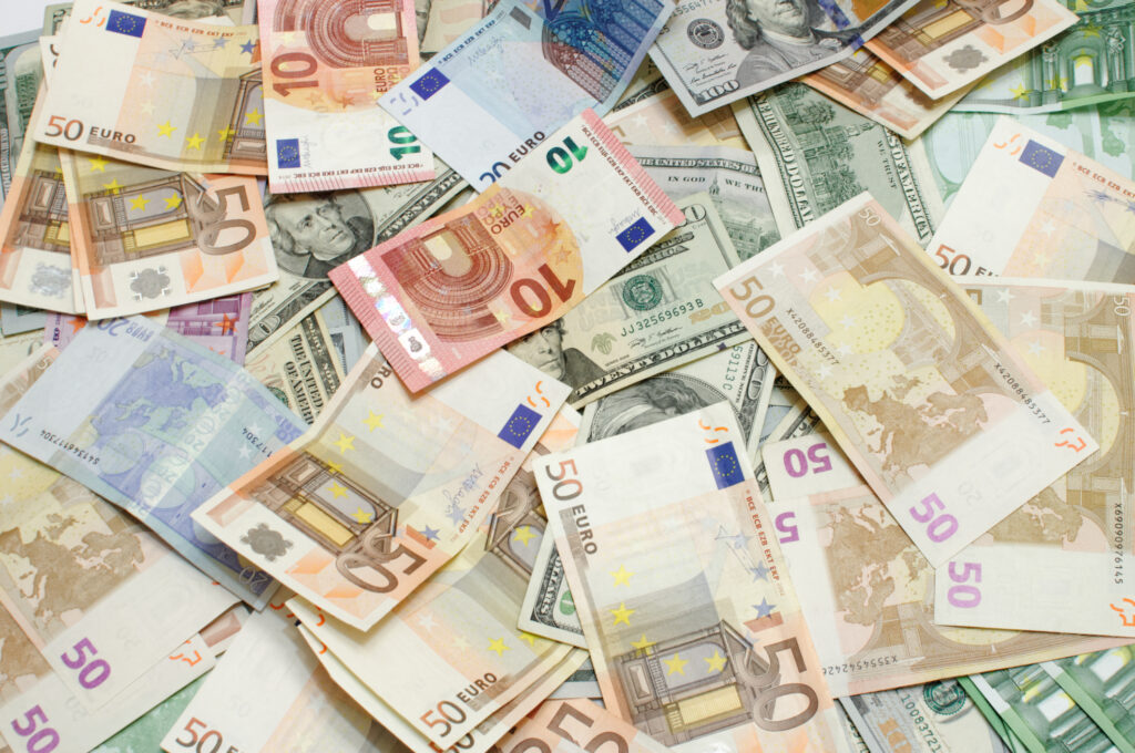 Curs valutar joi, 15 septembrie. Moneda euro a crescut astăzi. Ce s-a întâmplat cu dolarul american