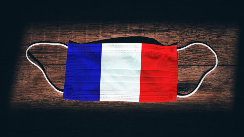Franța recomandă purtarea măștii de protecție! Cazurile de COVID-19 au început să crească din nou