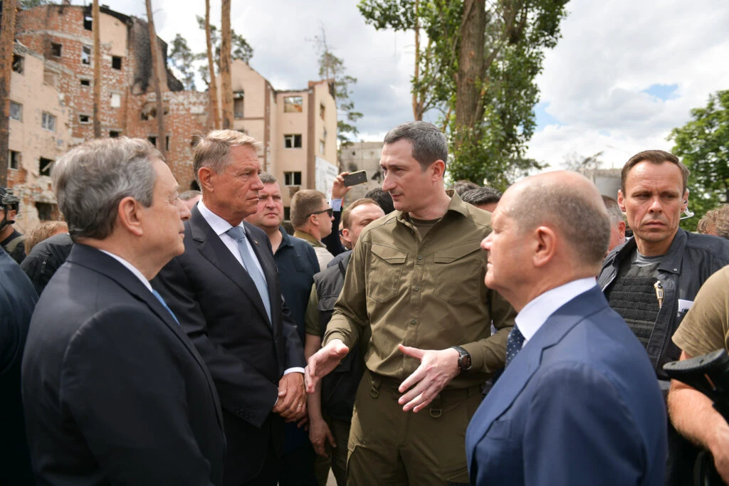 Klaus Iohannis și Emmanuel Macron au vizitat oraşul ucrainean Irpin: Tragedie umană inimaginabilă