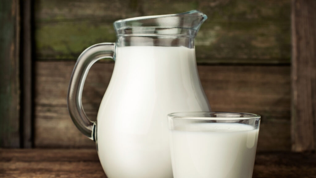 Prețul laptelui la poarta fermei a scăzut în mai multe țări europene. În România, a început să crească în aprilie 2023