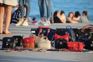 Tinerii din România cumpără intenţionat produse contrafăcute. Procentul acestora se ridică la 40%