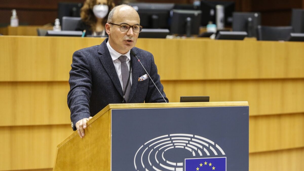 Rareș Bogdan a recunoscut: UE finanța indirect mașinăria de război a lui Putin