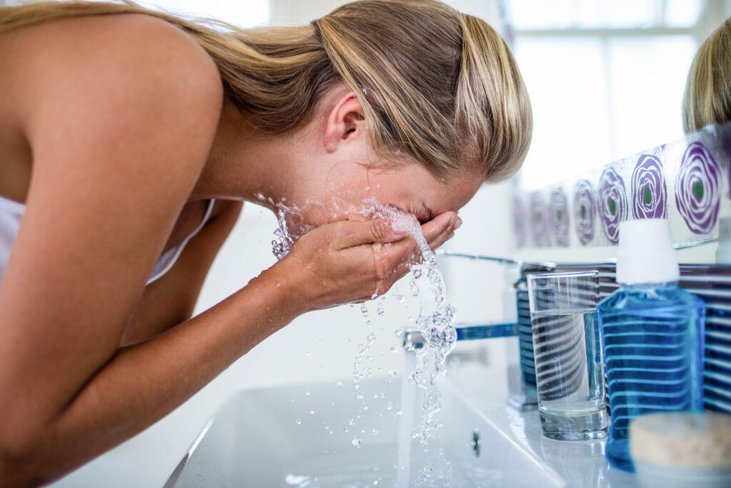 Apa fierbinte face rău pielii. Dermatologii dezvăluie cum este indicat să ne spălăm