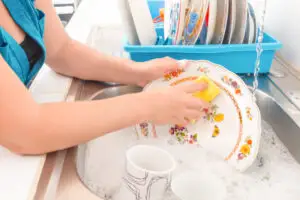 Greșeală imensă când spălați vasele! Nu mai faceți asta niciodată