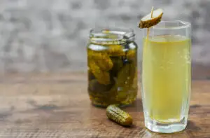 Adevărul despre zeama de la murături! Ce se întâmplă în organism atunci când o bem