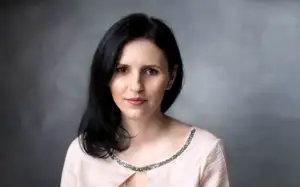 Românii și-au luat un al doilea job pentru că au avut nevoie de venituri suplimentare pe termen lung