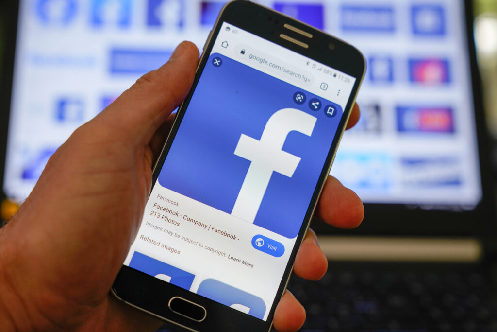 Facebook poate șterge postările no vax și poate suspenda conturile