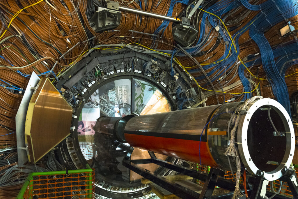 LHC, cel mai mare accelerator de particule din lume, va fi repornit la o energie de coliziune record