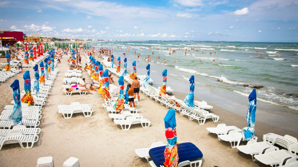 „Industria turistică din România se duce de râpă din cauza Ministerului Educației!” Organizațiile din domeniu se plâng de Sorin Cîmpeanu