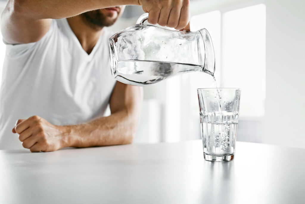 Este bine să bem apă dimineața? Medicii au spus adevărul. Ce efect are asupra corpului