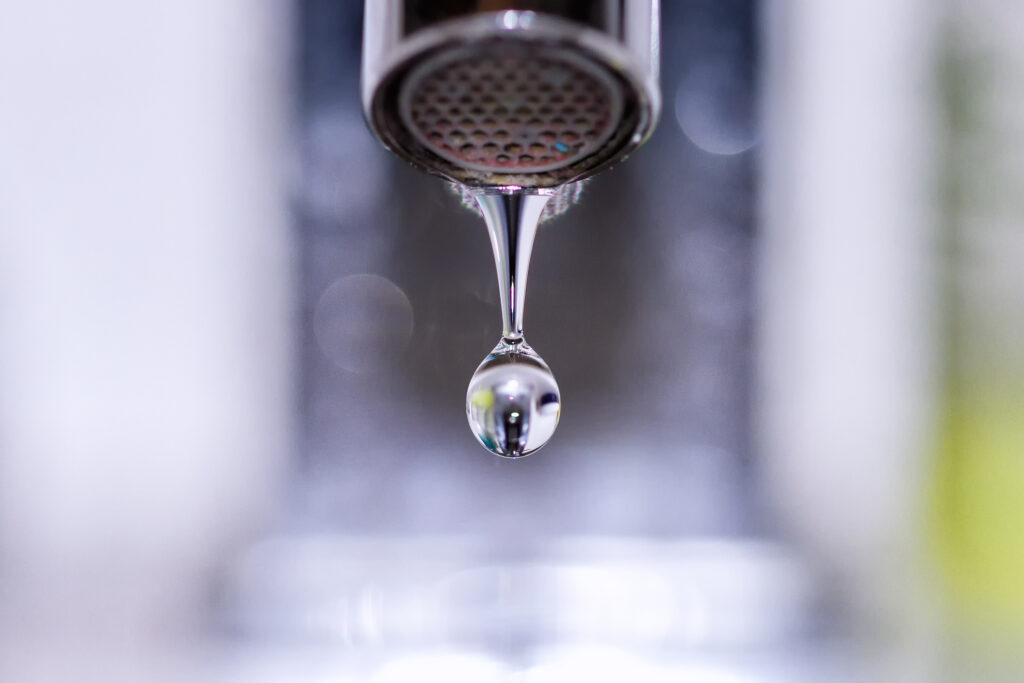 Consumul de apă a fost restricționat în mai multe localităţi. Rezervele de apă sunt în scădere