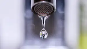 Economisirea apei ne poate ajuta să facem față crizei climatice. Iată cum