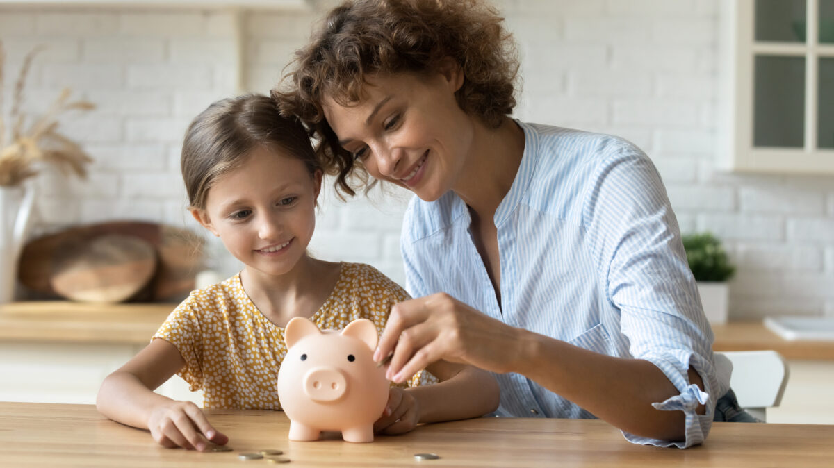 Alocaţii iunie 2025. Se amână plata banilor. Când se virează pe card cei 719 lei