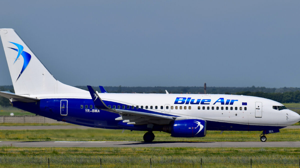 Mai mult de 600 de români afectați de anularea zborurilor Blue Air au apelat la ajutorul statului