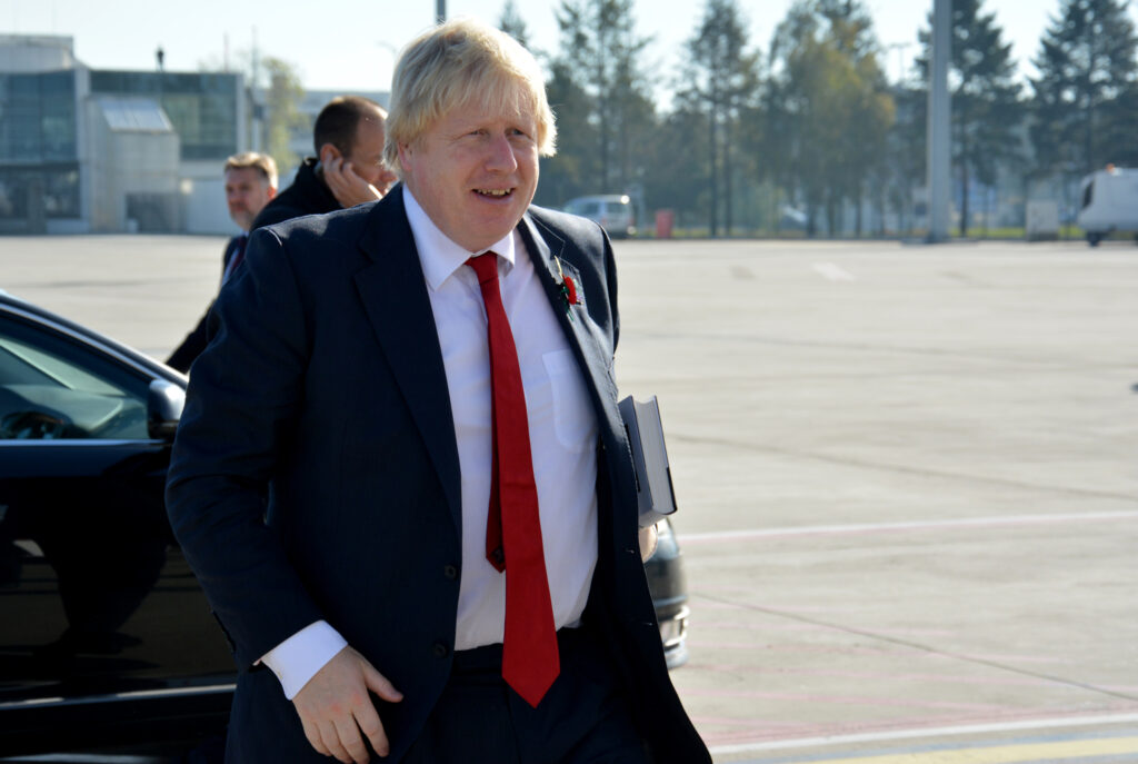 Boris Johnson, din nou în concediu! Cum au fost surprinși premierul britanic și soția sa (Video)