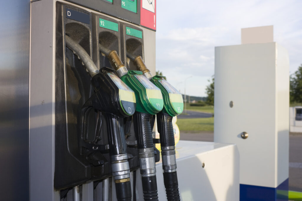 Benzina şi motorina s-au ieftinit uşor în România. Prețul carburanților, miercuri, 29 martie 2023