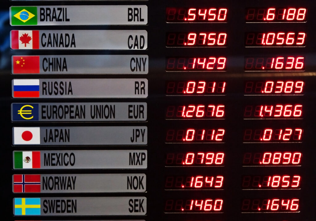 Curs valutar, 12 octombrie. La cât a fost cotat un euro? Date oficiale BNR