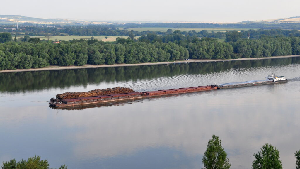 Dezastru ecologic pe Dunăre! Unda de poluare ajunge în 24 de ore în România