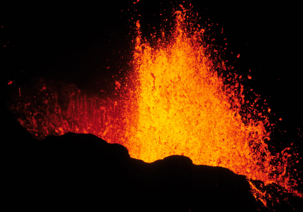 Cel mai mare vulcan activ din lume a intrat în faza de erupție după o pauză de 38 de ani