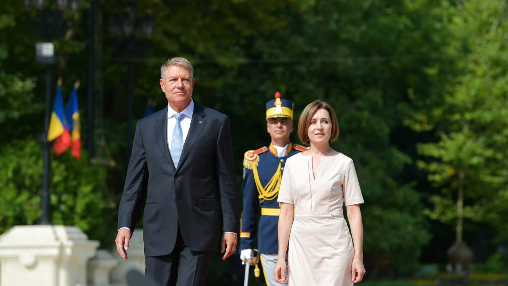 Președintele Republicii Moldova, vizită oficială în România. Klaus Iohannis a primit-o pe Maia Sandu cu onoruri militare