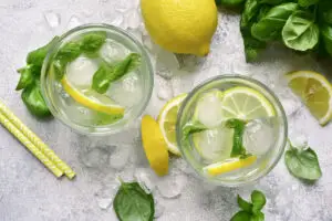 Limonada neagră. Băutura momentului care face minuni în organism. Cum se prepară