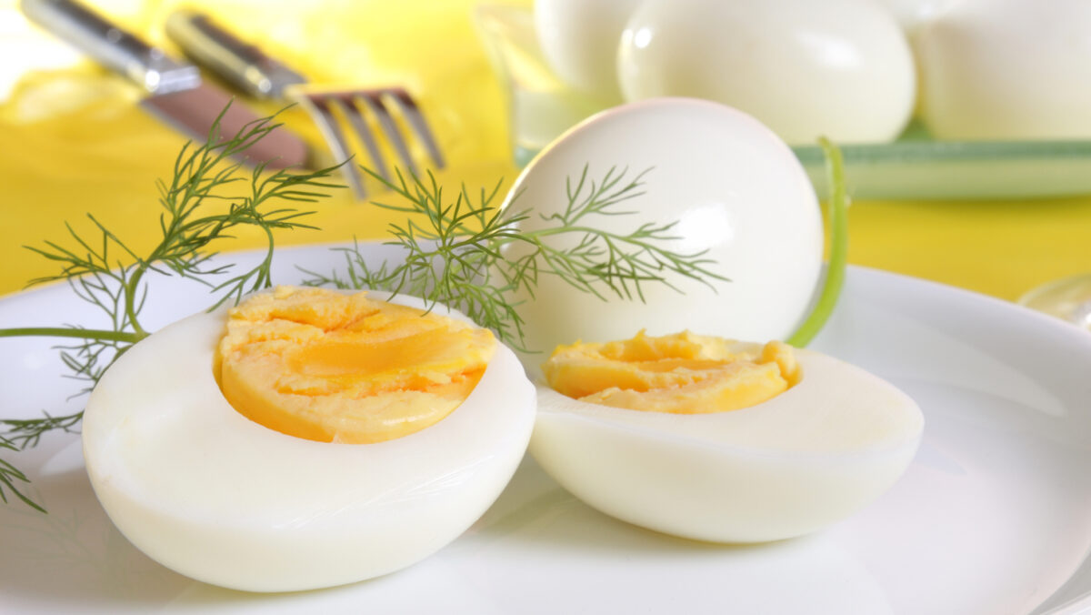Cum se pot curăța ouăle fierte în doar câteva secunde