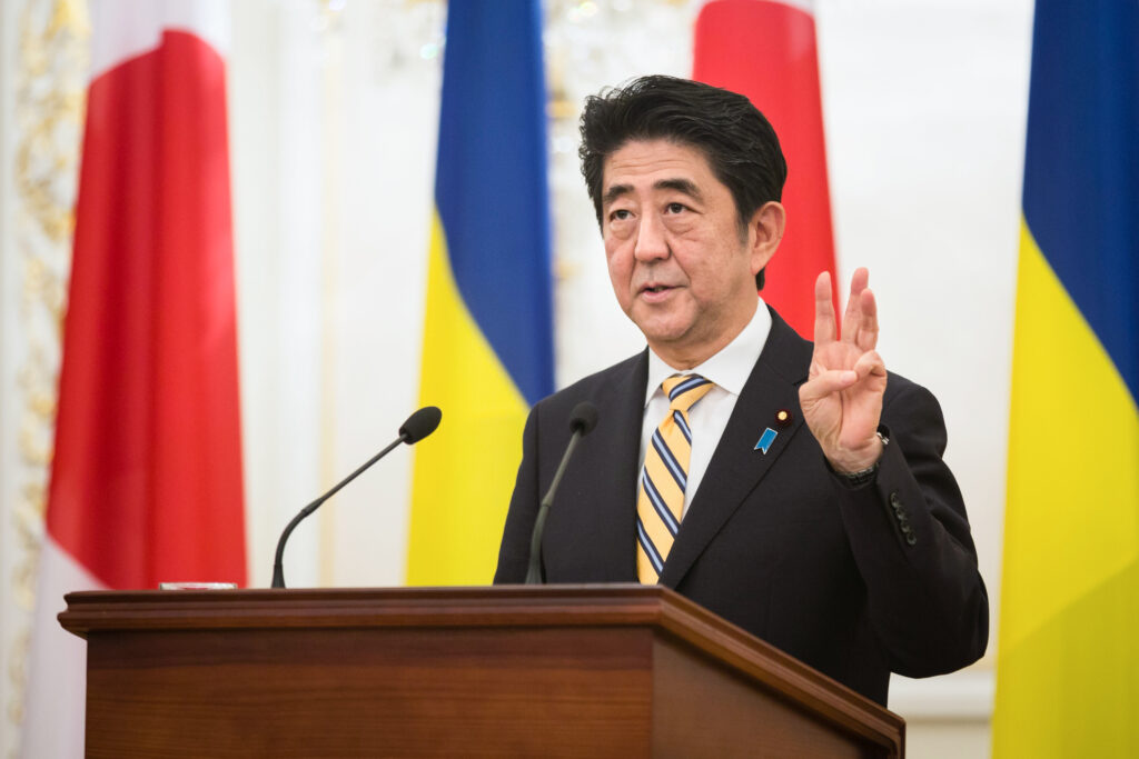 Cine a fost, de fapt, Shinzo Abe, cel mai tânăr premier al țării: A bătut recorduri în politica Japoniei