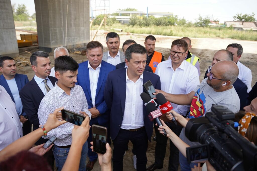 Sorin Grindeanu: România a început dragarea Dunării, inclusiv pe sectorul bulgar, pentru a se evita blocajele