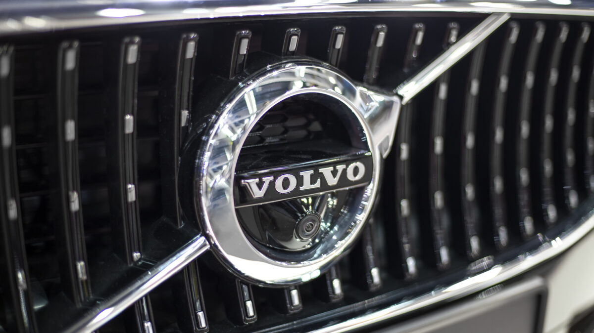 Volvo și Tesla opresc producția în Europa. Întârzieri din cauza atacurilor din Marea Roșie