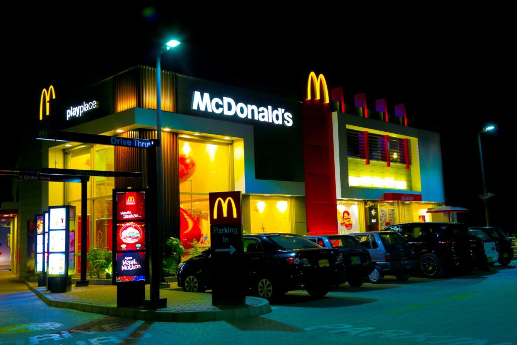 Ucrainenii vor putea merge din nou la McDonald’s. Se redeschid restaurantele