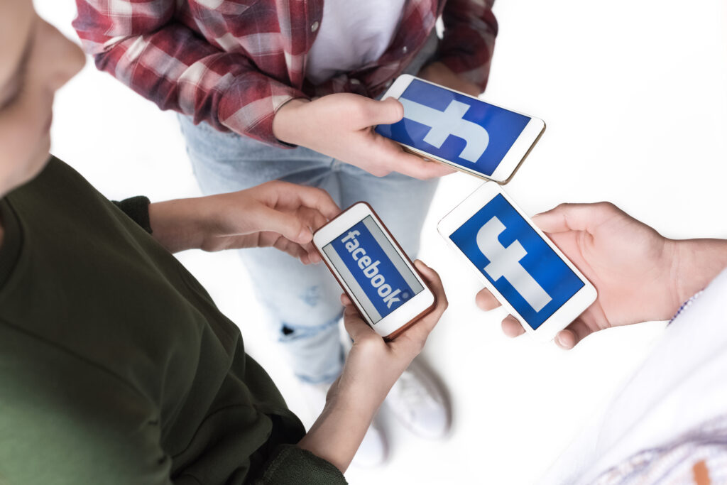 Adolescenții din SUA stau din ce în ce mai puțin pe Facebook. YouTube e cea mai utilizată aplicație