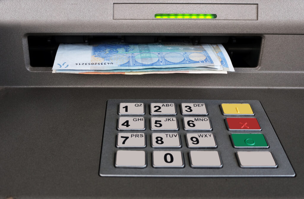 Dispar bancomatele! Zeci de bănci pun lacătul: Viitorul va fi cu mai puțin numerar