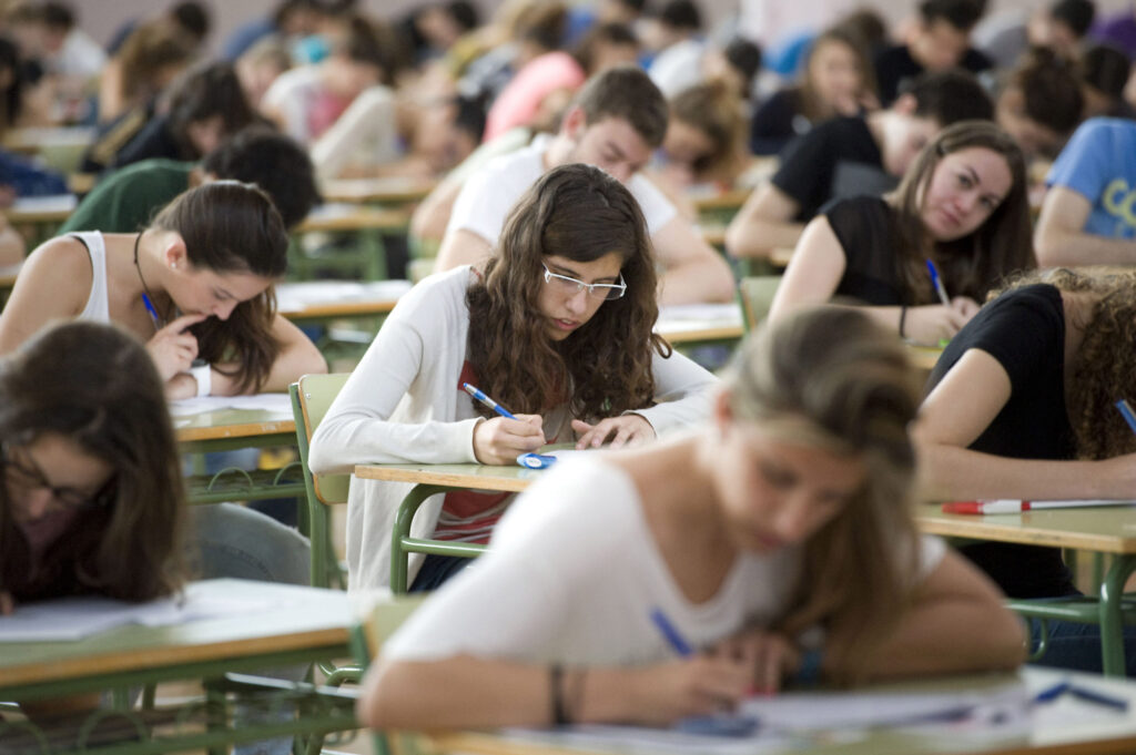 Simulare Bacalaureat 2023. Anumite subiecte au fost eliminate din programă. În ce perioadă se dau testele