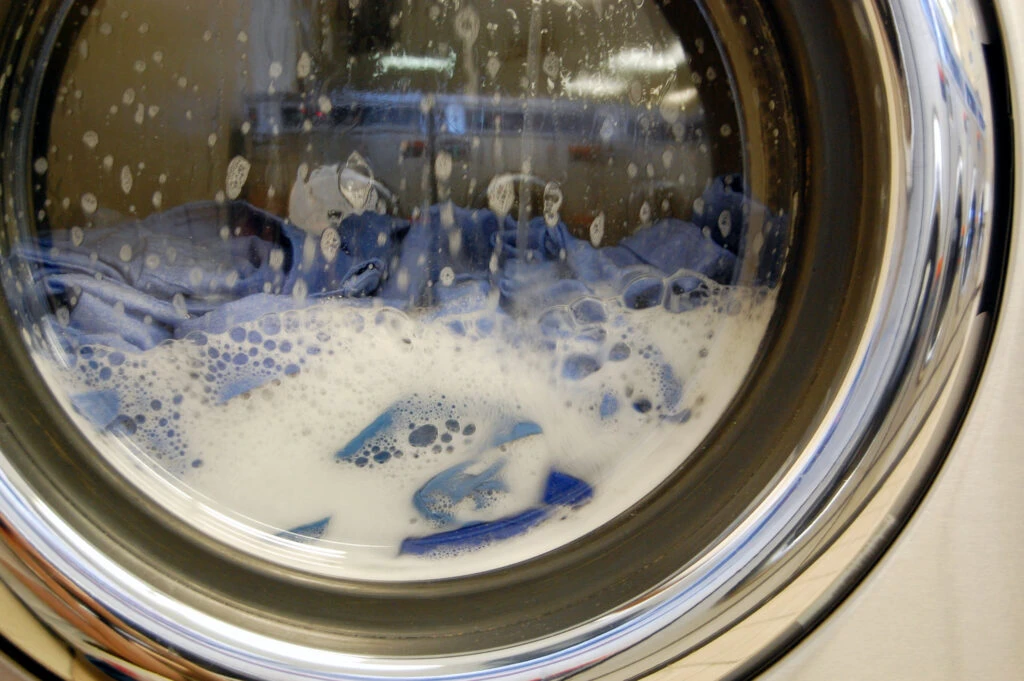 Ce se întâmplă dacă adaugi sare sau oțet peste hainele din mașina de spălat