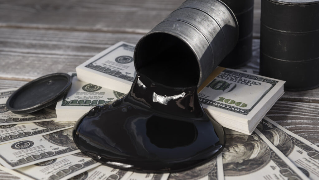 Prețul petrolului a scăzut cu peste 1%, în contextul deprecierii dolarului