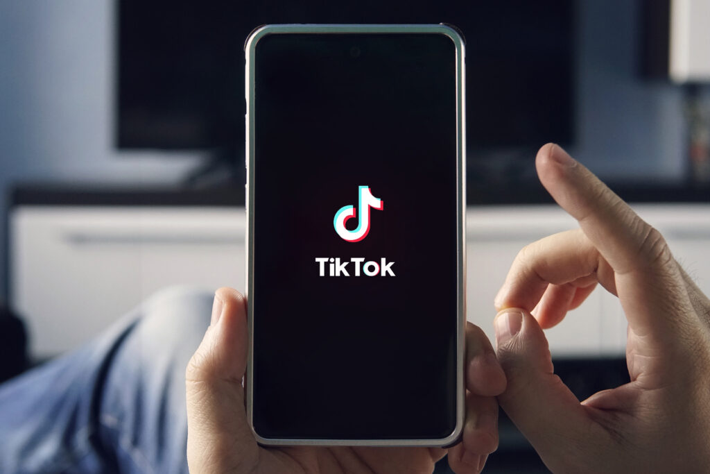 SUA interzice aplicația TikTok pe dispozitivele guvernamentale americane