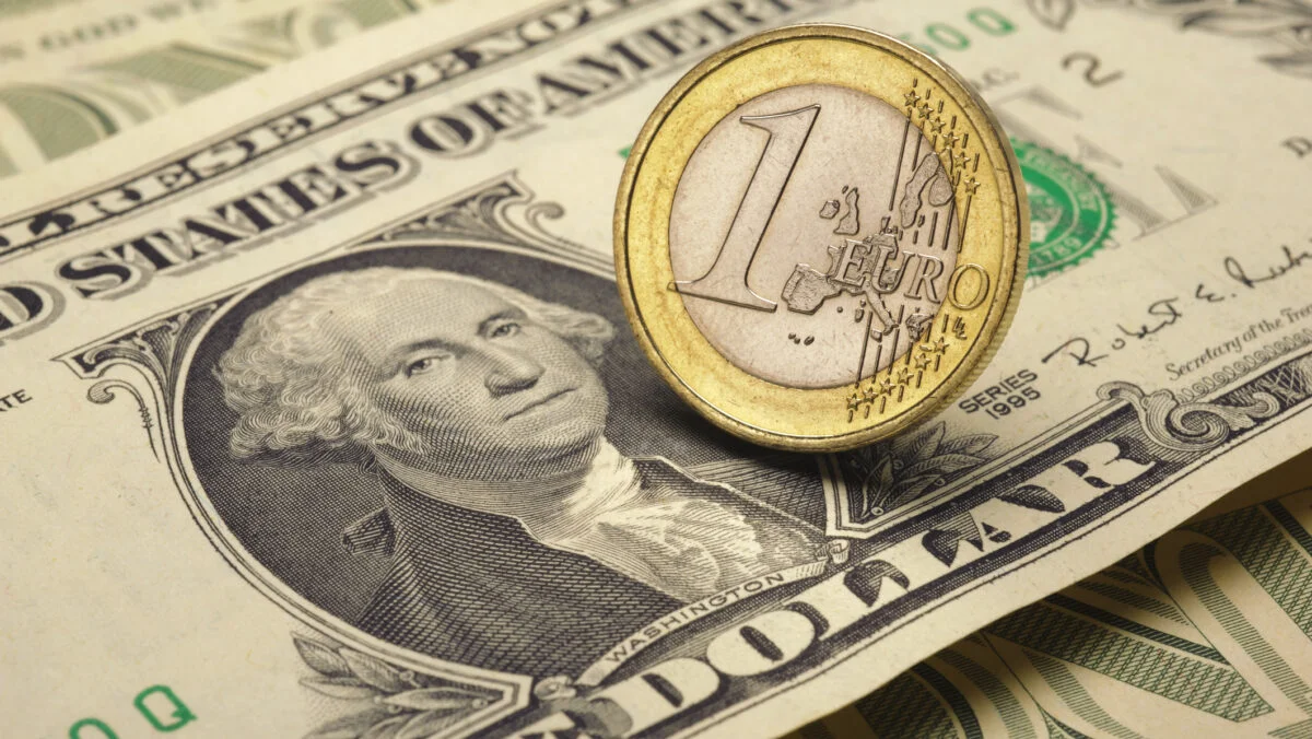 Euro depășește maximul ultimelor nouă luni în raport cu dolarul american
