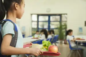 Școlile din Marea Britanie trebuie să aleagă: Mese calde pentru copii sau căldură în clase?