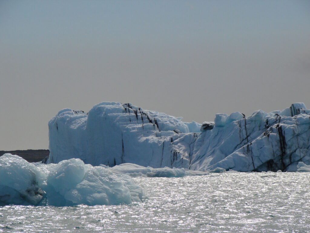 ”Ghețarul apocalipsei” din Antarctica „atârnă de un fir de ață”. Ce au descoperit oamenii de știință