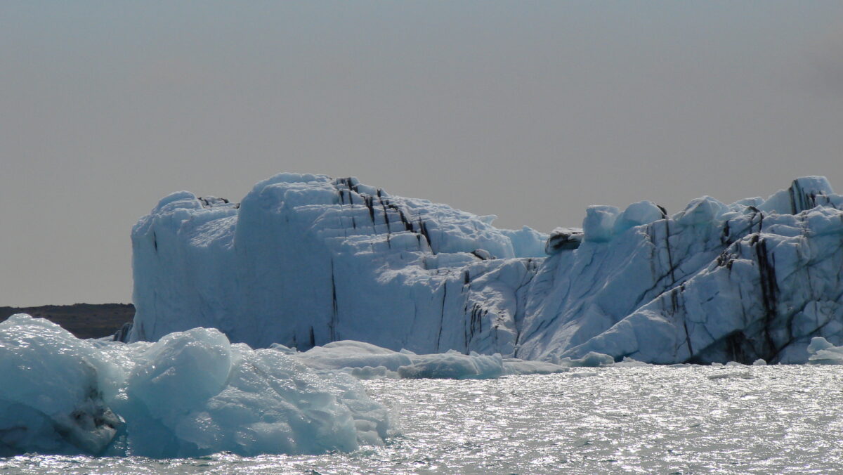 ”Ghețarul apocalipsei” din Antarctica „atârnă de un fir de ață”. Ce au descoperit oamenii de știință