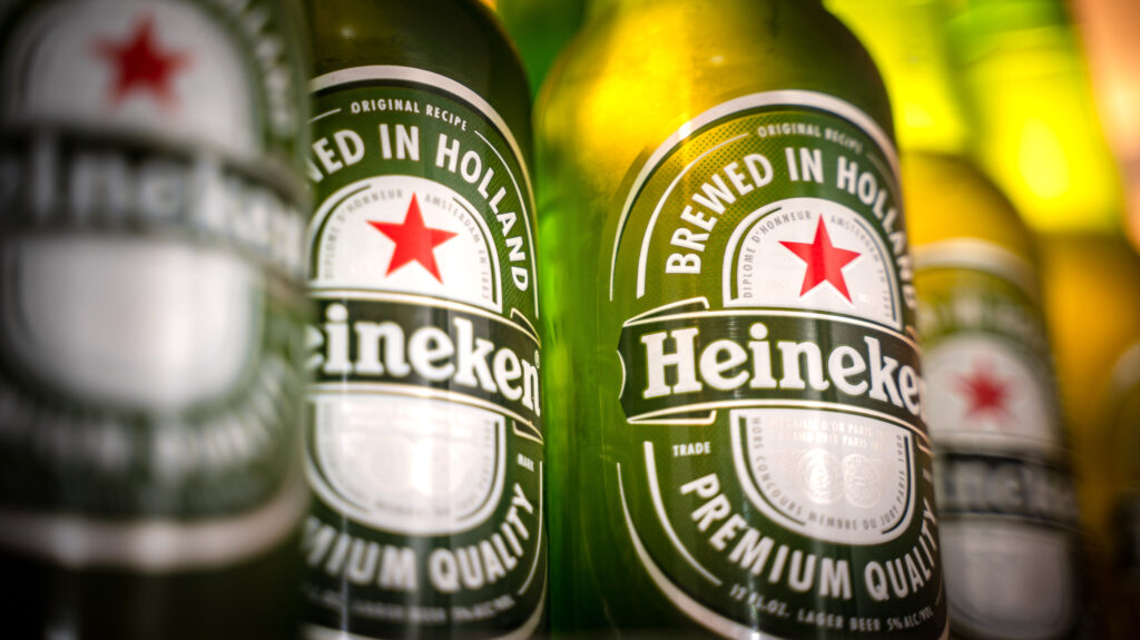Heineken şi-a anunţat ieşirea completă din Rusia. A vândut grupului rus Arnest
