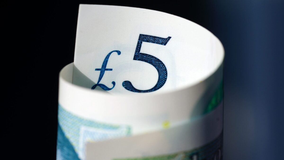 Lira sterlină scade pe fondul creșterii șomajului. Randamentele obligațiunilor guvernamentale sunt afectate