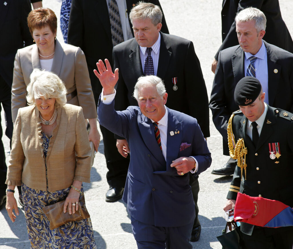 Regele Charles și prințul William au salutat oamenii adunați la Buckingham. Mulțimea i-a întâmpinat cu urale