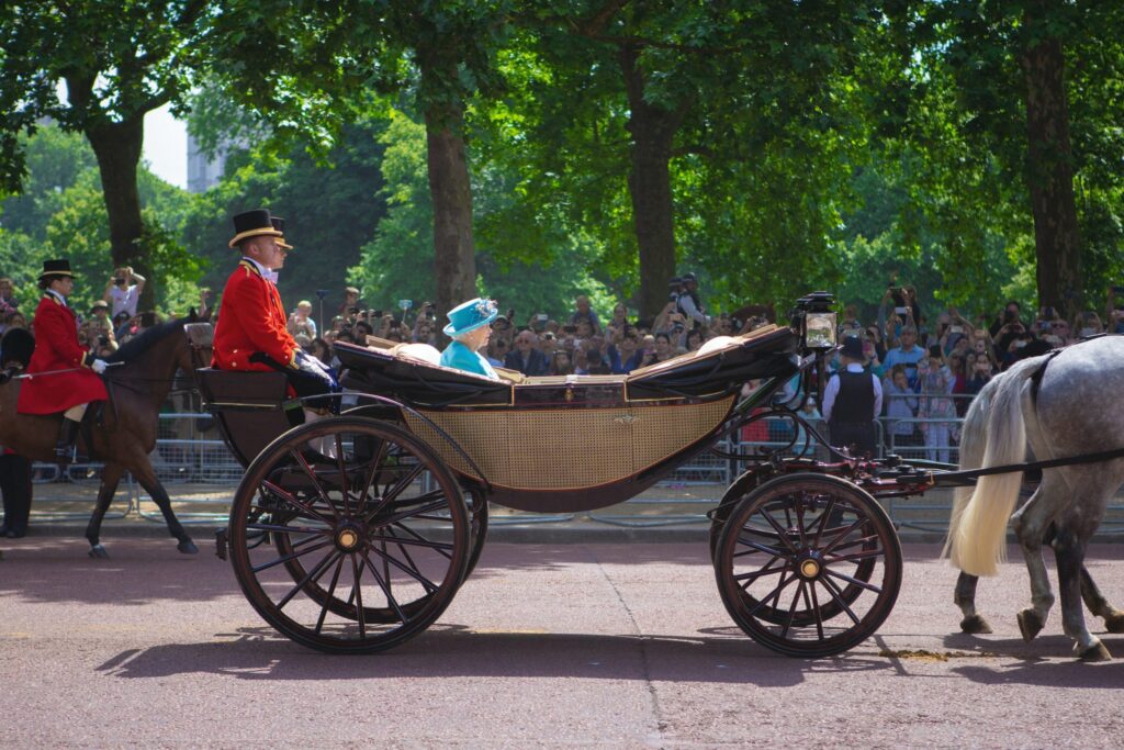 Regina Elisabeta a II-a avea o sosie! Arată exact ca ea. E incredibil
